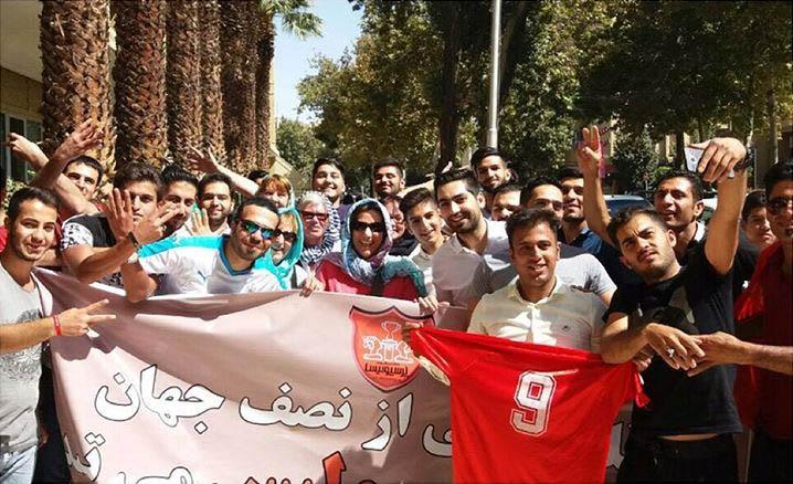 عکس/پاسخ مثبت برانکو به یک معلول/تجمع هواداران پرسپولیس مقابل هتل عباسی اصفهان