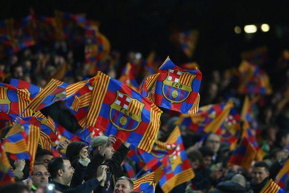 اقدام شجاعانه یک اسپانیایی در میان هواداران بارسلونا+ عکس