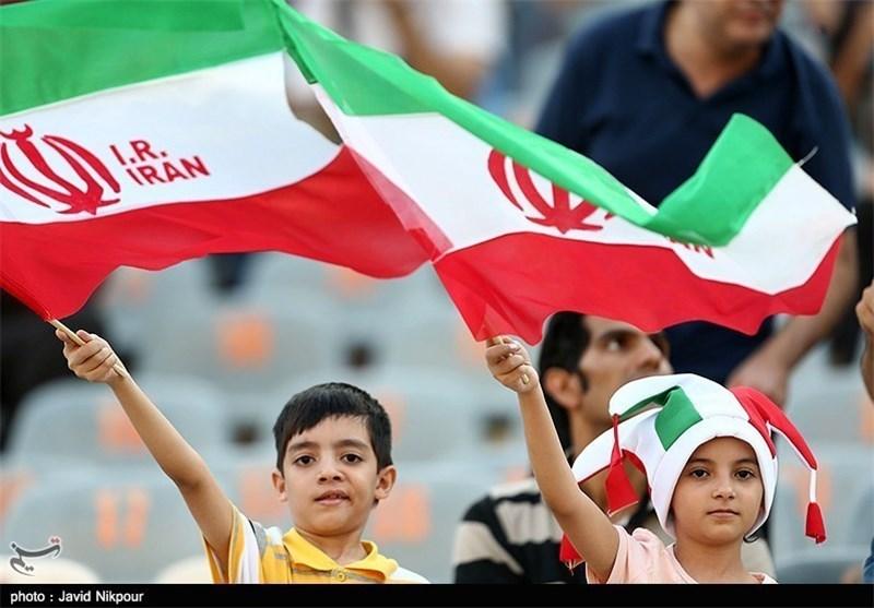 حضور تماشاگران در ورزشگاه آزادی ۸ ساعت مانده به آغاز بازی ایران - قطر