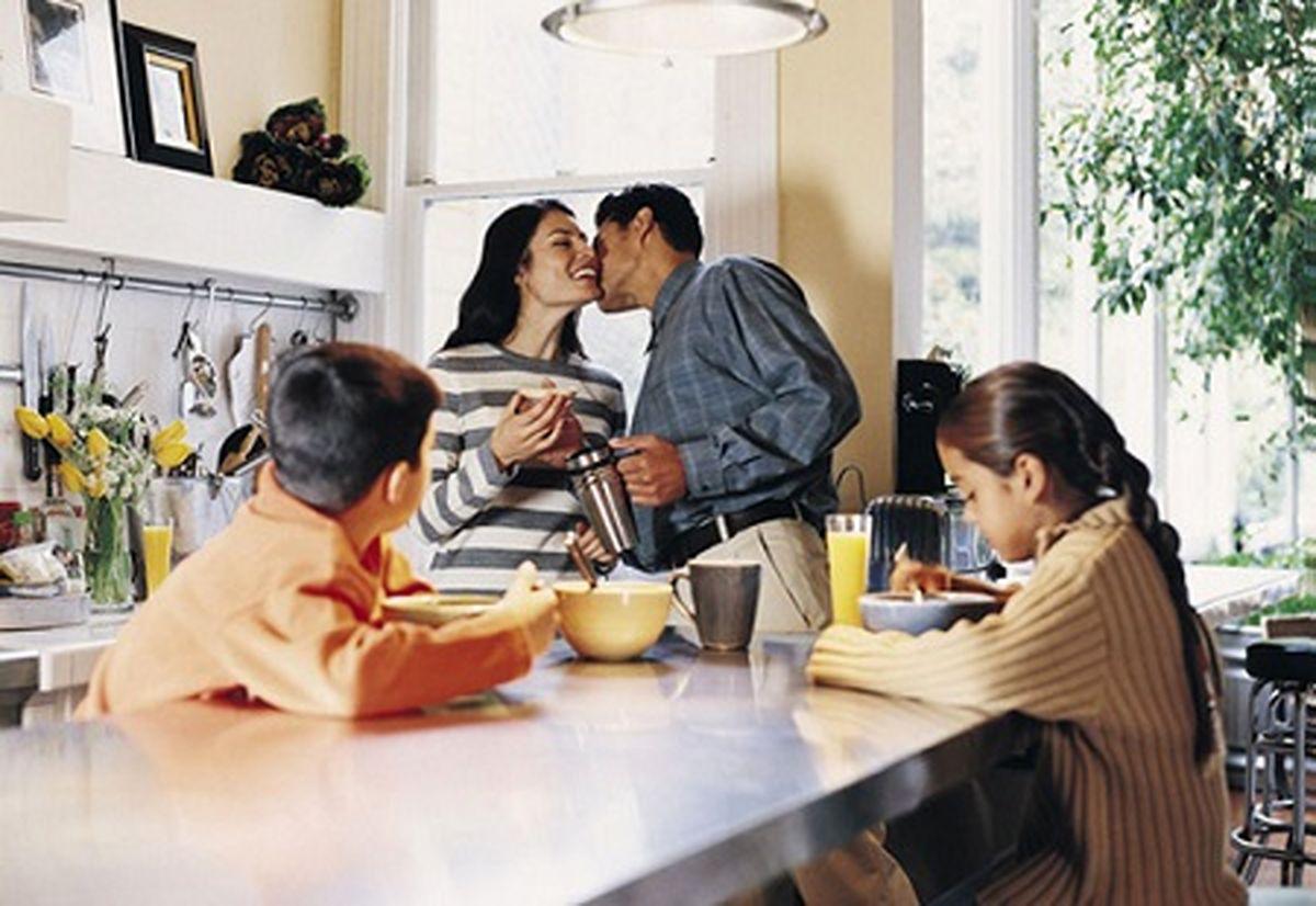 بوسیدن همسر در مقابل فرزندان| فواید و معایب بوسیدن همسر در مقابل فرزندان را بدانید 