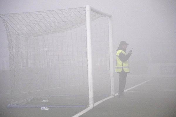 مه شدید یک دیدار از لیگ اروپا را به تعویق انداخت +عکس