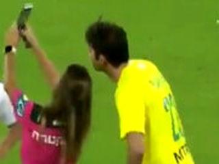 اقدام عجیب داور زن با فوق ستاره فوتبال دنیا در جریان بازی