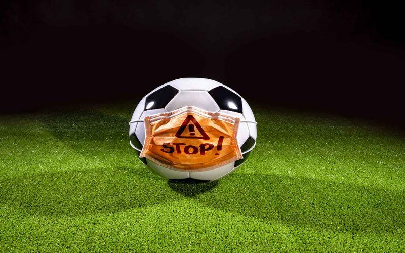 اظهار نظر وزارت بهداشت در رابطه با ادامه مسابقات فوتبال: سلامتی مهمتر از مسابقه فوتبال!