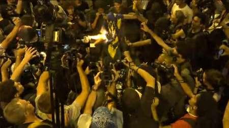 مخالفان برگزاری مسابقات المپیک پرچم برزیل را آتش زدند