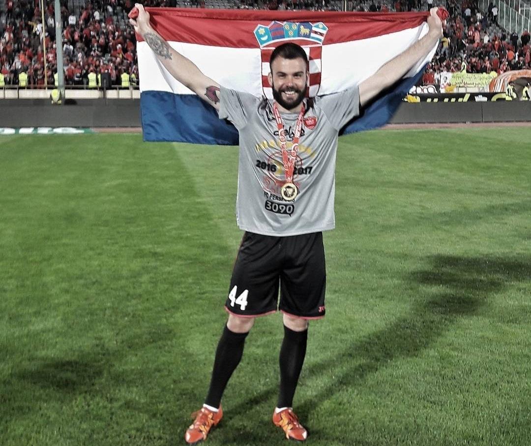 یک اتفاق عجیب و تاسف بار دیگر در جشن قهرمانی پرسپولیس؛ پرچم کرواسی را از رادوشویچ گرفتند!