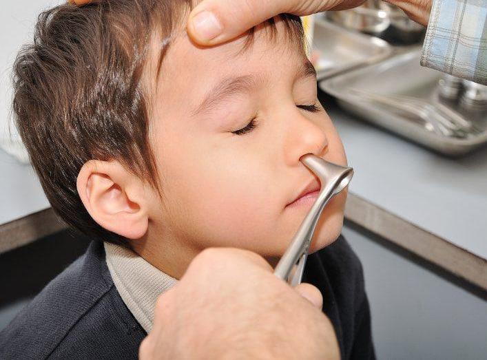 در صورت وجود جسم خارجی در گوش یا بینی کودکان چه باید کرد؟