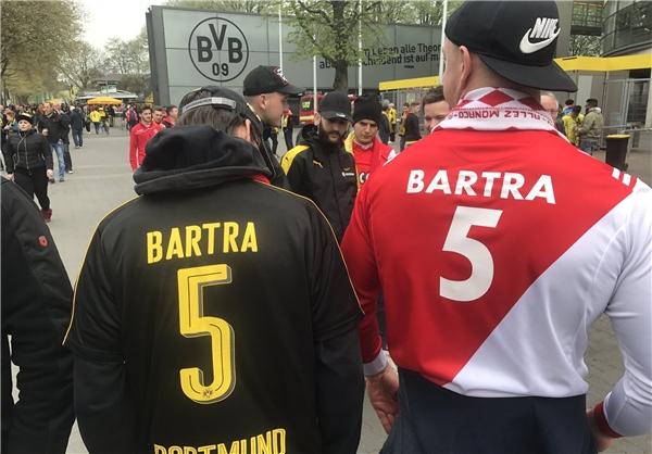 دروازه‌بان و هواداران دورتموند با پیراهن بارترا +عکس