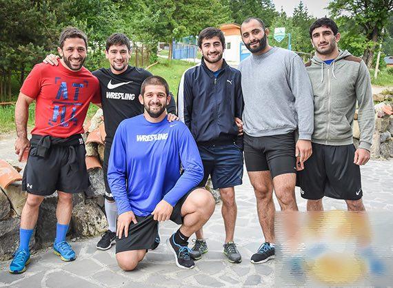 شش آزادکار گرجستانی تمرینات خود را برای حضور در المپیک برزیل، در منطقه کوهستانی دنبال می کنند.