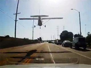 منهای ورزش/ پرواز خطرناک در فاصله 2 متری با زمین/ مهارت حیرت انگیز خلبان در جلوگیری از سقوط هواپیما + فیلم 