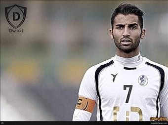 محمد صادق بارانی بازوبند را به احمدی داد