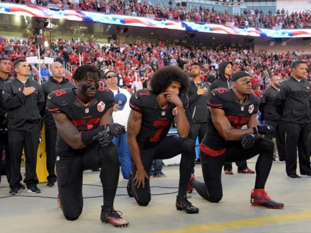 واکنش ترامپ به رفتار بازیکنان لیگ فوتبال آمریکا هنگام خواندن سرود ملی