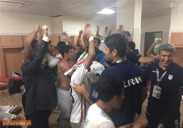 عکس/ جشن و پایکوبی نوجوانان فوتبالیست ایرانی در رختکن