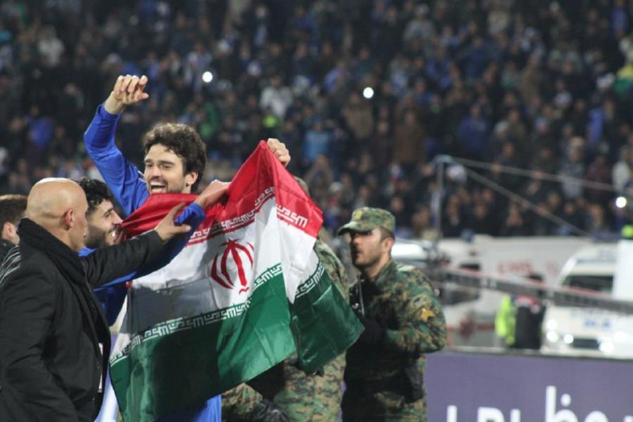  دور افتخار بازیکن برزیلی استقلال با پرچم ایران در جشن صعود +تصاویر