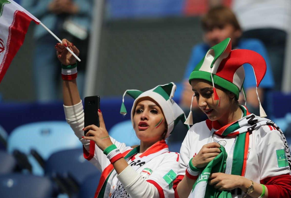جمع آوری پرچم جعلی ایران در جام جهانی