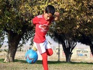 اهدای پیراهن امضا شده دیبالا به پسربچه ایرانی 