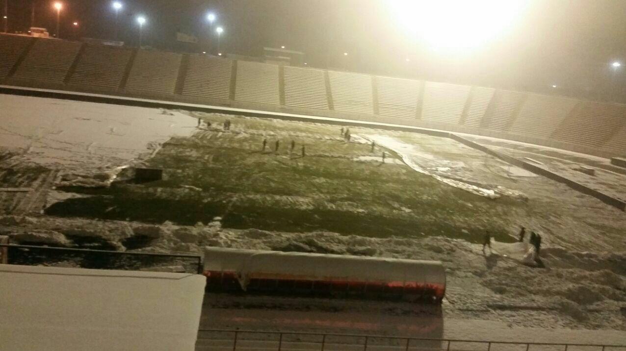 عکس هایی از آماده سازی و تخلیه برف ورزشگاه ثامن برای بازی فردای پرسپولیس و پدیده