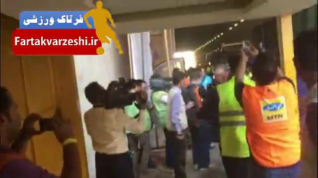 فیلم /لحظه پیاده شدن بازیکنان پرسپولیس از اتوبوس و ورودشان به ورزشگاه آزادی