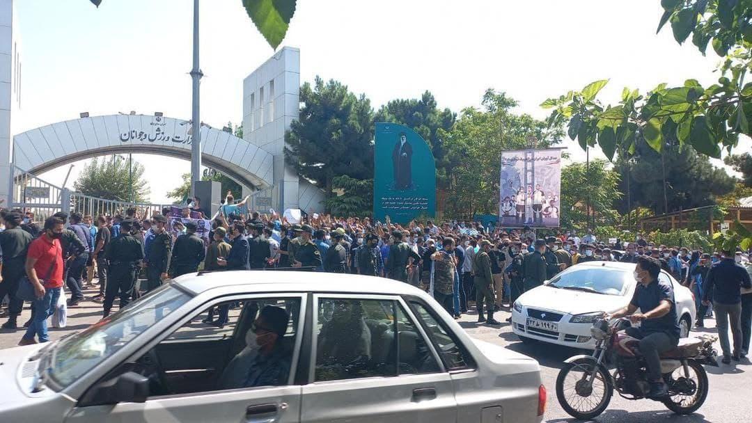  تجمع گسترده هواداران استقلال مقابل وزارت ورزش