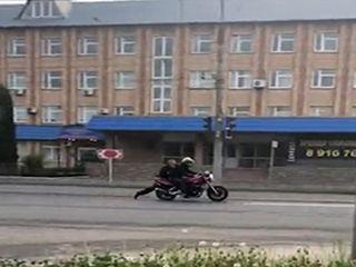 منهای ورزش/ روش عجیب مامور پلیس برای بازداشت یک موتورسوار + فیلم 