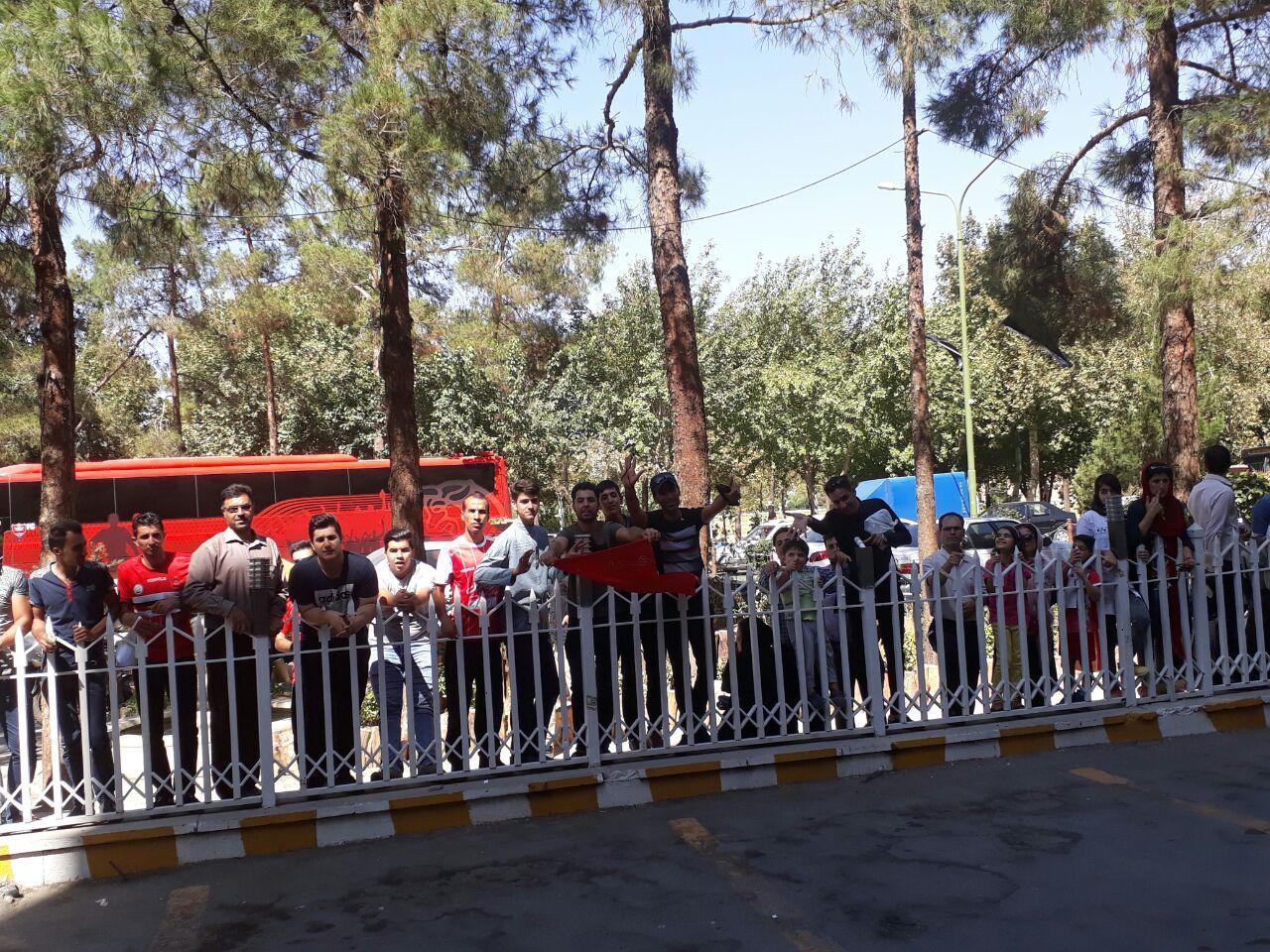 تجمع هواداران پرسپولیس مقابل هتل در اصفهان +تصاویر