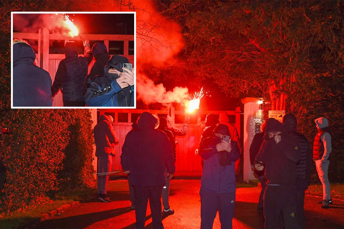  هواداران منچستریونایتد به خانه نایب‌رئیس باشگاه حمله کردند