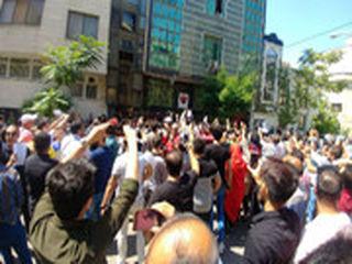 تجمع پرسپولیسی‌ها علیه مدیریت باشگاه در حمایت از برانکو+فیلم