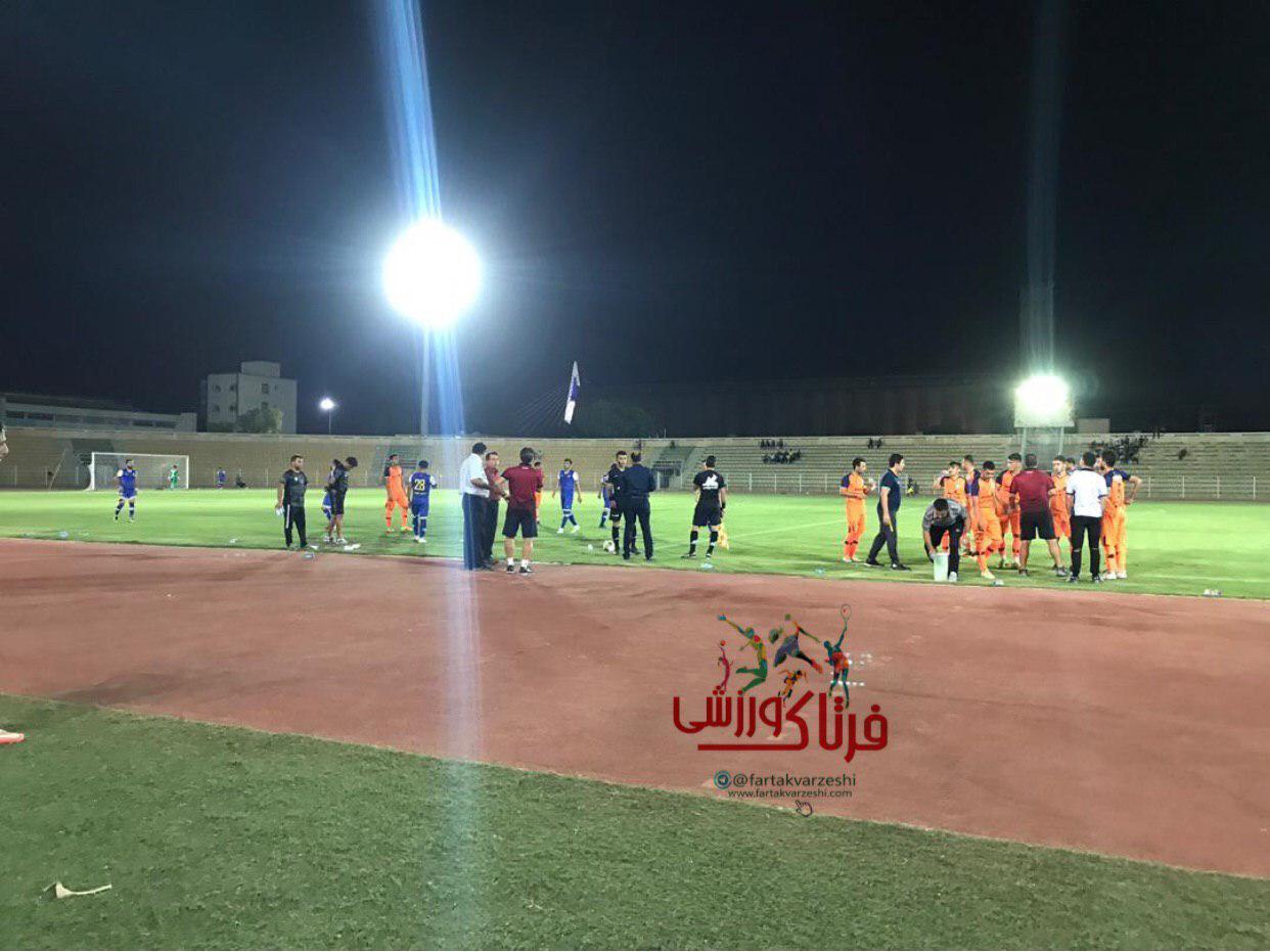 بازی تیم های استقلال خوزستان و بادران تهران متوقف شد 