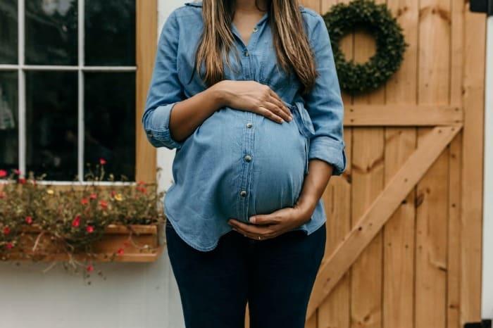 علائم بارداری پسر روی چهره و بدن زن حامله