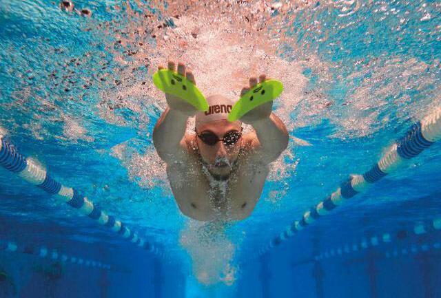 آغاز مسابقات بین المللی شنای جام فجر زنده رود 