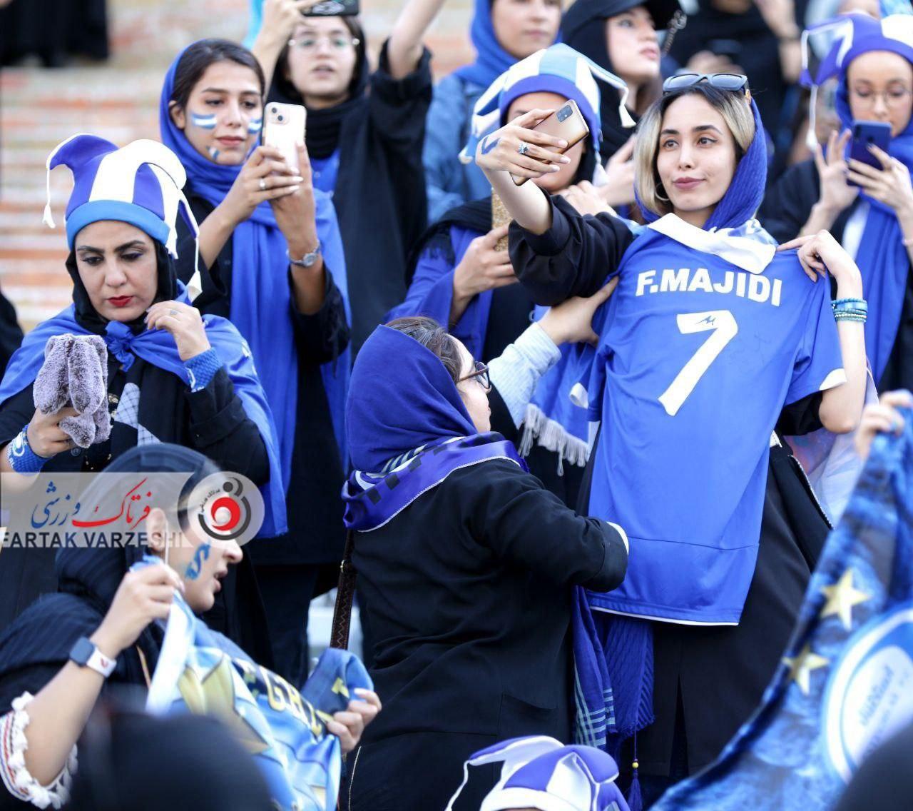 به نام استقلال به یاد مجیدی/ دخترانی که لباس فرهاد را در دست داشتند+عکس 