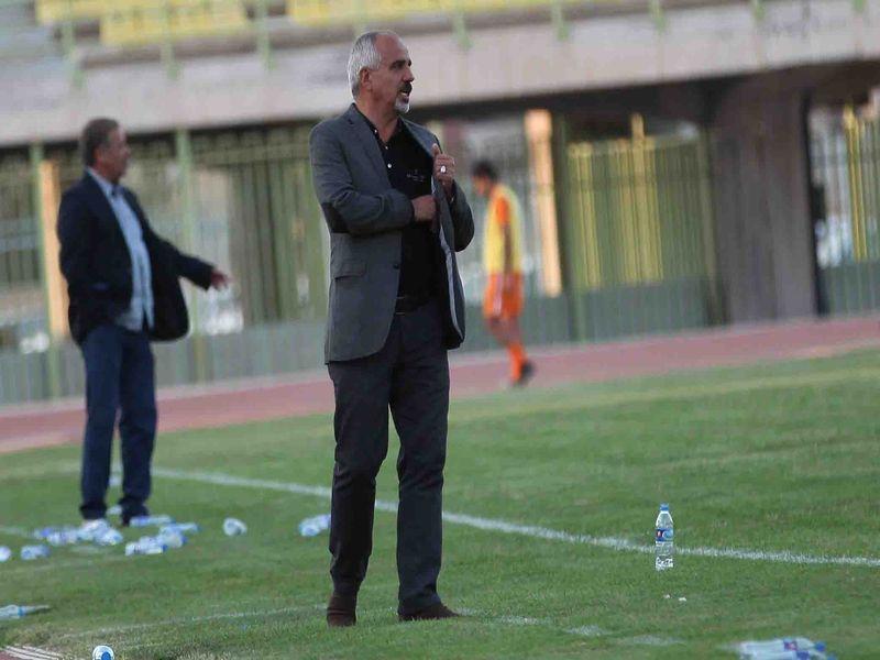 محمود امیری:تیم فوتبال فولاد یزد علیرغم مشکلات در لیگ آزادگان ماندگار است