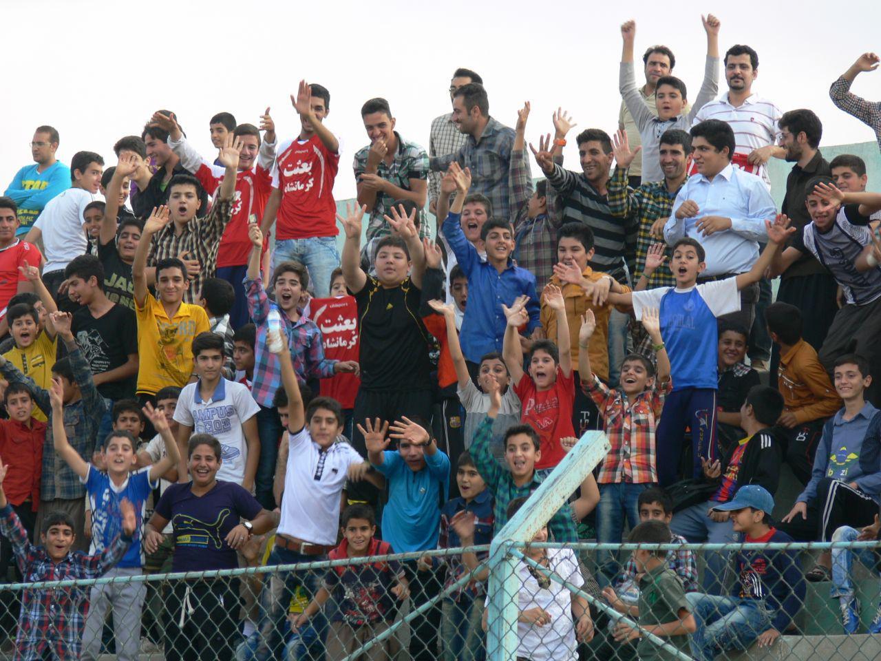 گزارش تصویری| شادی هواداران بعثت در ورزشگاه انقلاب کرمانشاه پس از برتری برابر مس شهر بابک