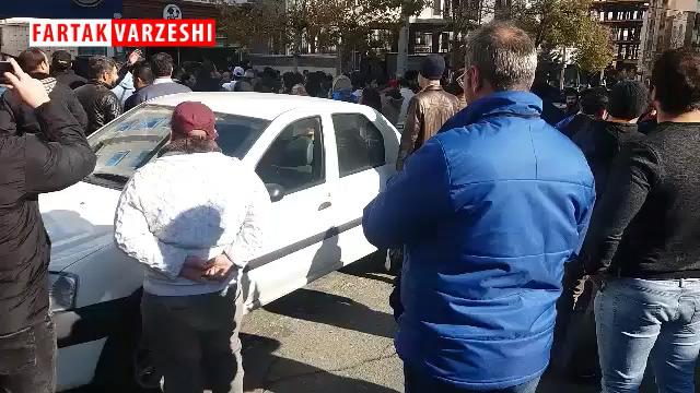 
فیلم/ تجمع اعتراضی هواداران استقلال در مقابل باشگاه