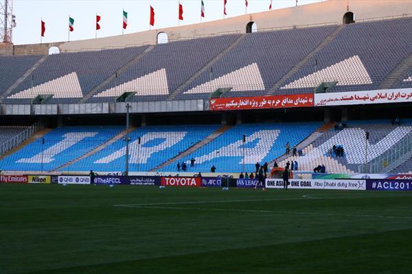 حضور 35 هزار هوادار در ورزشگاه آزادی/ از پرچم یاحسین تا شعار «خلیج‌فارس ایران» +عکس