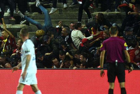 نیمه کاره ماندن یک بازی در لیگ فرانسه به دلیل فرو ریختن جایگاه هواداران