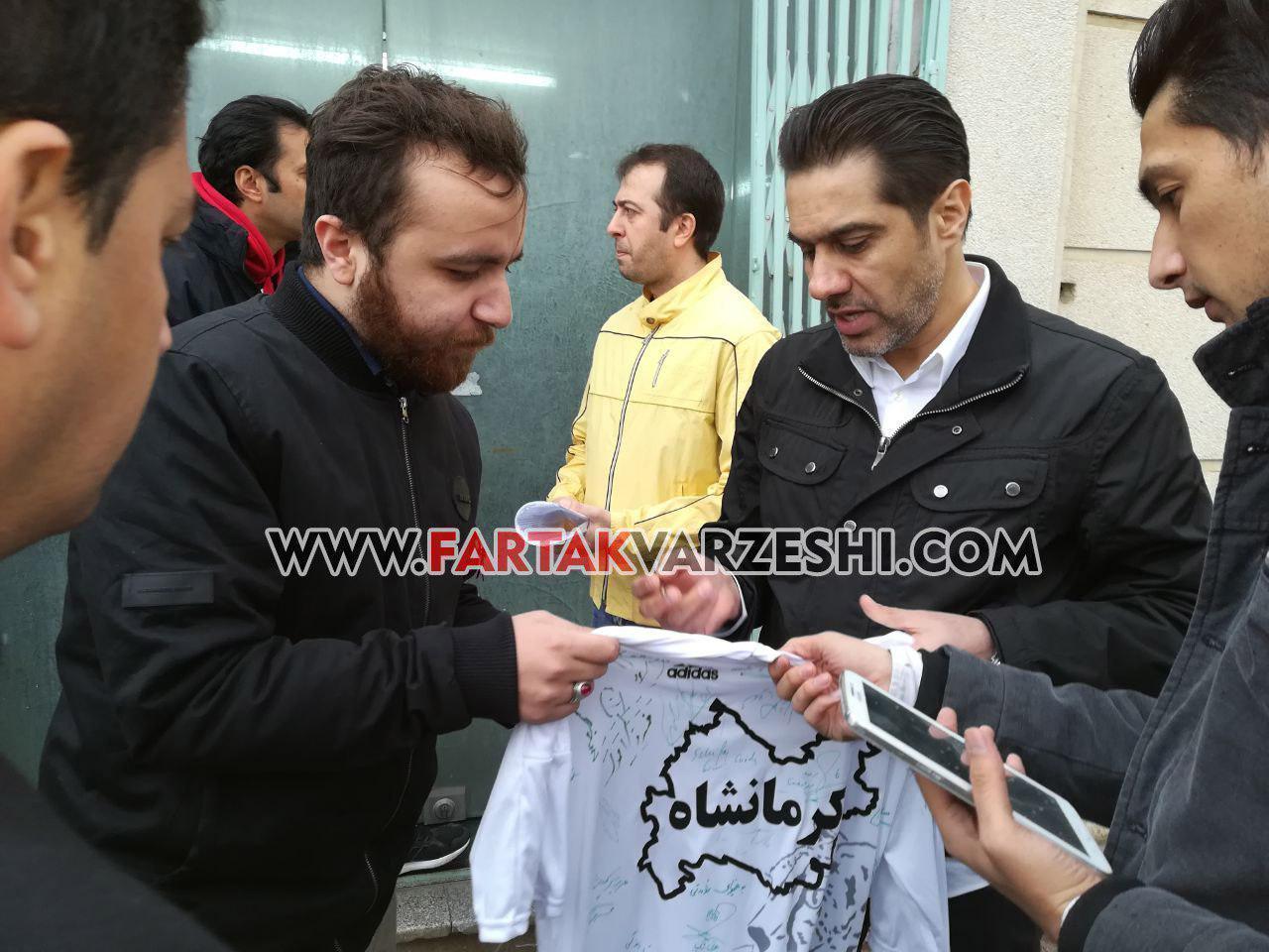 گزارش تصویری/ امضای پیراهن توسط پرسپولیسی ها برای کمک به زلزله زدگان کرمانشاه