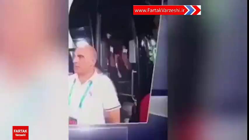 حادثه خنده‌دار برای رونالدو حین خروج از اتوبوس باشگاه + فیلم