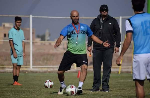 اظهارات مربی پیشین کارون اروند خرمشهر درباره تغییر قرارداد بازیکنان این تیم و شکایت از فدراسیون فوتبال