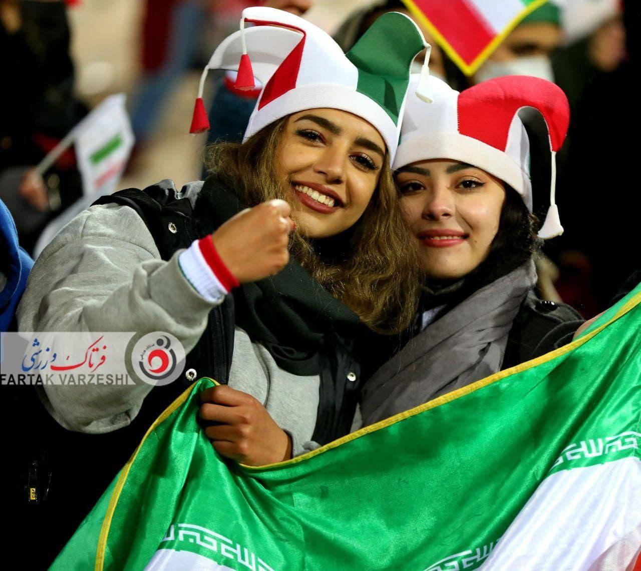 اختصاصی/ صعود ایران در حضور بانوان پرشور/ تصاویری متفاوت از شادی بانوان در ورزشگاه آزادی 