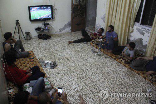  عشق به فوتبال در میان خرابه‌ها /  امروز در سوریه؛ فوتبال به جای جنگ  + عکس