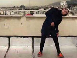 

 
گزارش تلویزیون ارتی روسیه از مهارت دختر فوتبالیست ایرانی روی پشت بام!