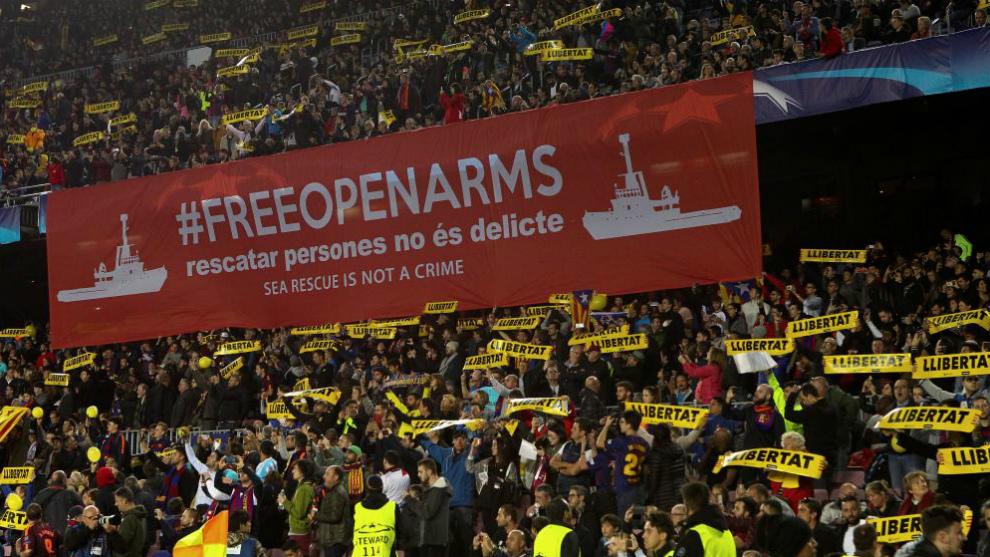 فوتبال و سیاست آمیخته شد/ درخواست سیاسی هواداران از بارسلونا 