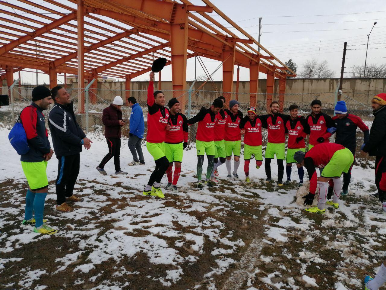 گزارش تصویری : برف بازی بازیکنان بعثت کرمانشاه پس از تمرین امروز این تیم