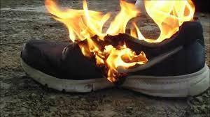 کفش ها و لباس های نایکی به آتش کشیده شد!