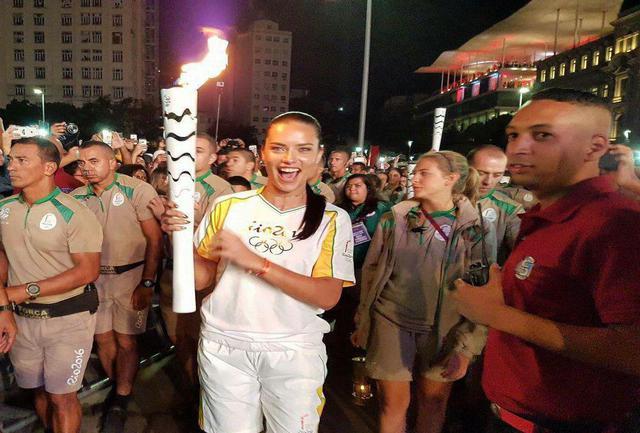  مشعل المپیک توسط سوپر مدل برزیلی حمل شد 