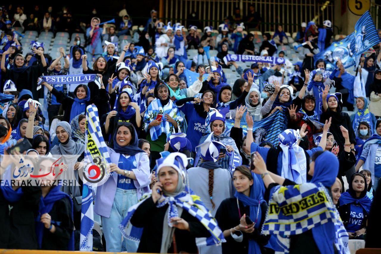 ست آبی و قیافه‌های جالب مادر و دو دخترش در ورزشگاه آزادی+عکس