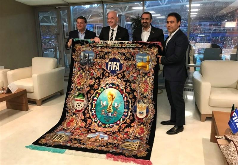 کادوی فوق العاده ویژه ایران به رئیس فیفا/ حضور اینفانتینو در رختکن ایران