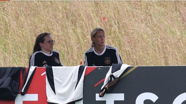 یک زن ناشناس در اردوی تیم ملی آلمان