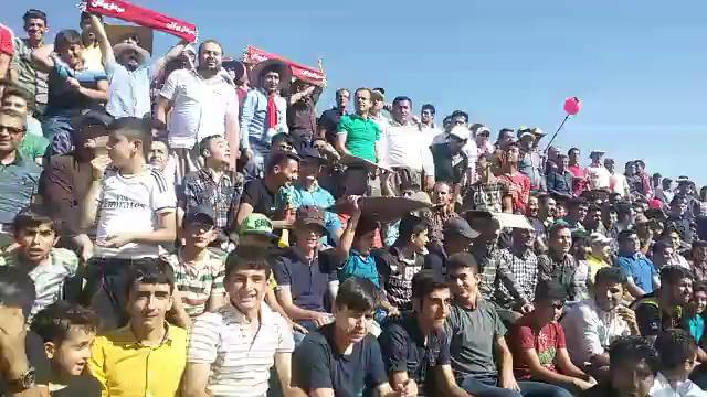 تشویق پرشور هواداران سردار بوکان در لیگ دو