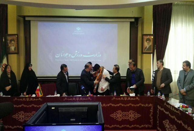 تقدیر ویژه از  علیرضا کریمی توسط وزیر ورزش و جوانان 